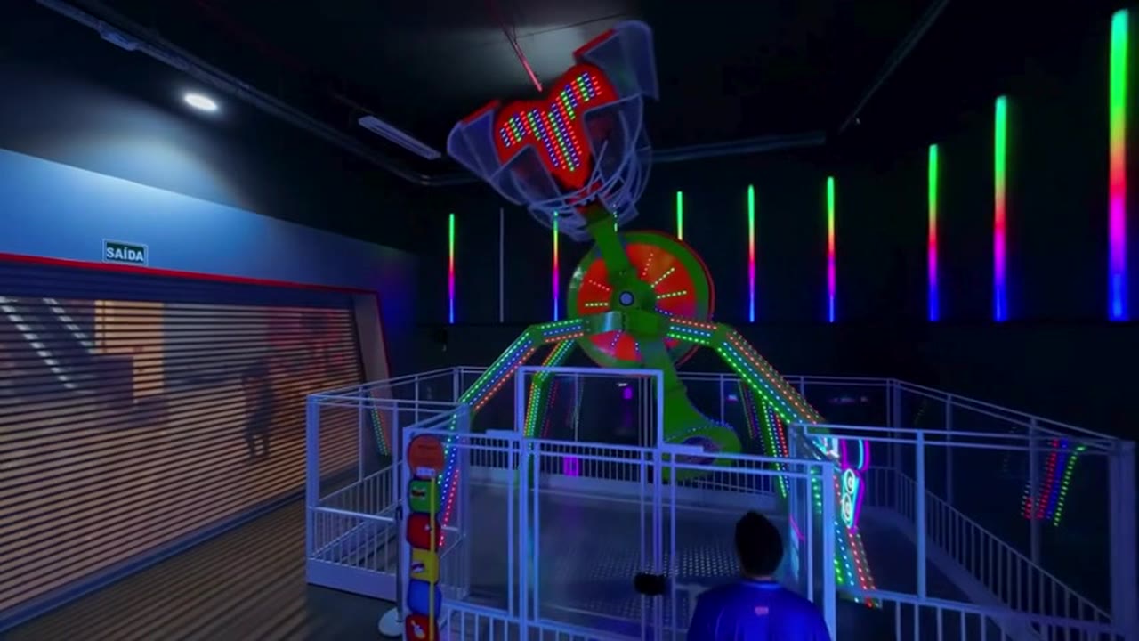 Crianças brincando em um dos brinquedos do Planet Park