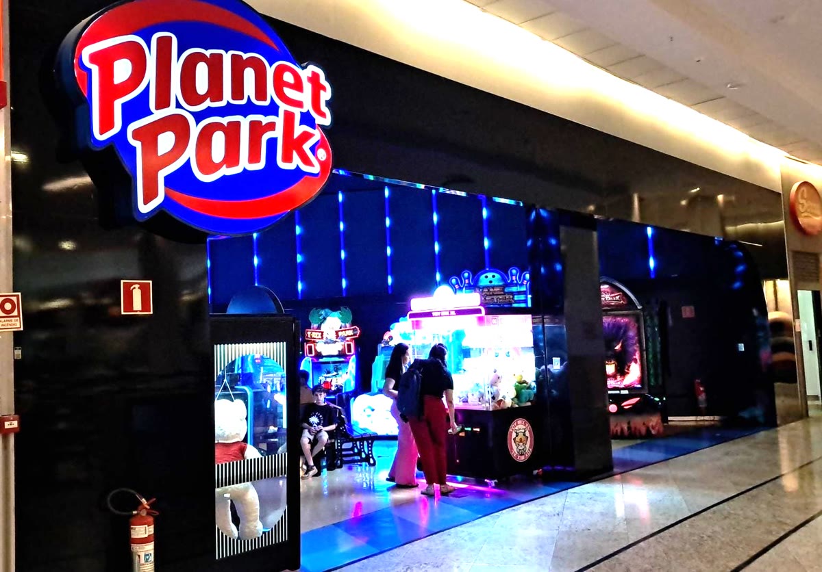 Fachada de uma unidade Planet Park dentro de um shopping