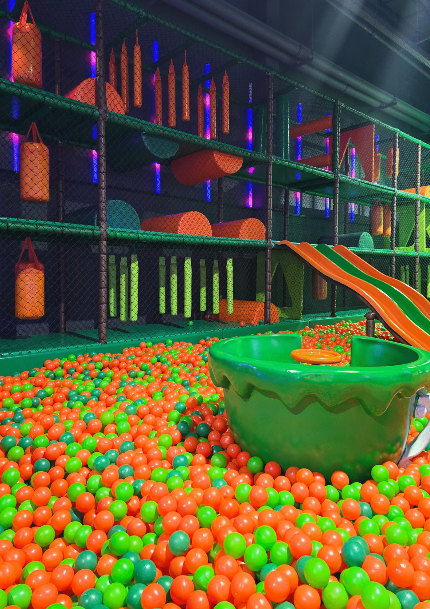 Playground e piscina de bolinhas no Planet Park